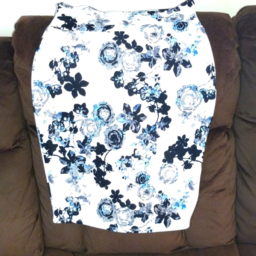 Ultra flirt beautiful  Size L , flowered stretched skirt.